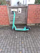 ERoller steht direkt vor dem Eingangstor